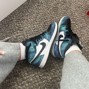 Jordan 1 Retro Mid tie dye